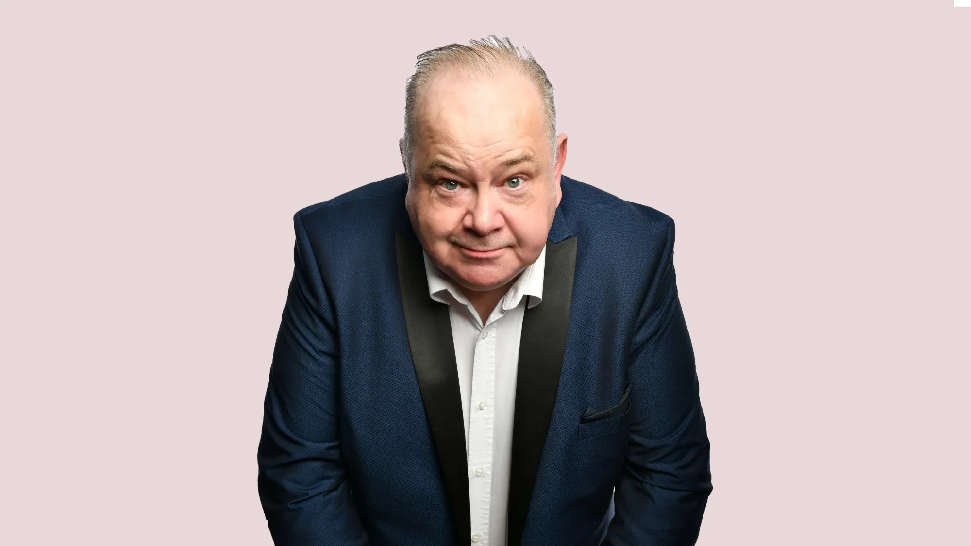 Headshot of comedy magician John Archer