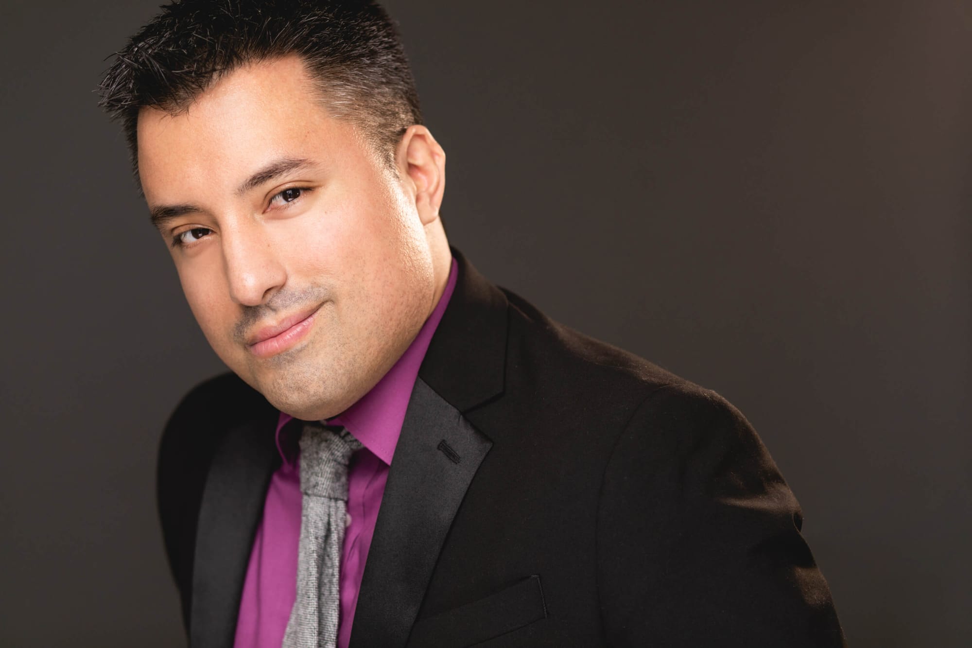 NYC magician Richard Torres headshot in suit with purple shirt