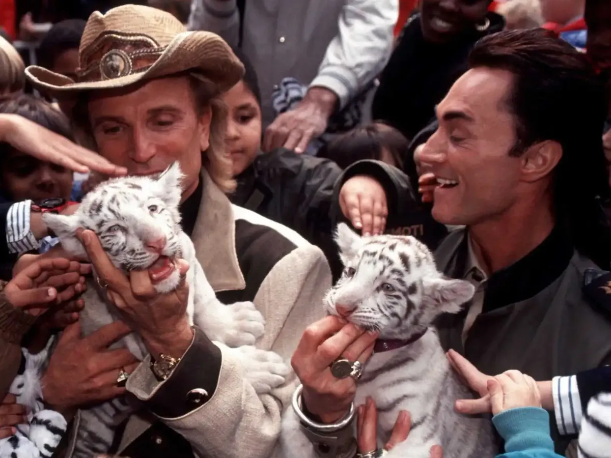 Siegfried and Roy holding baby tigers