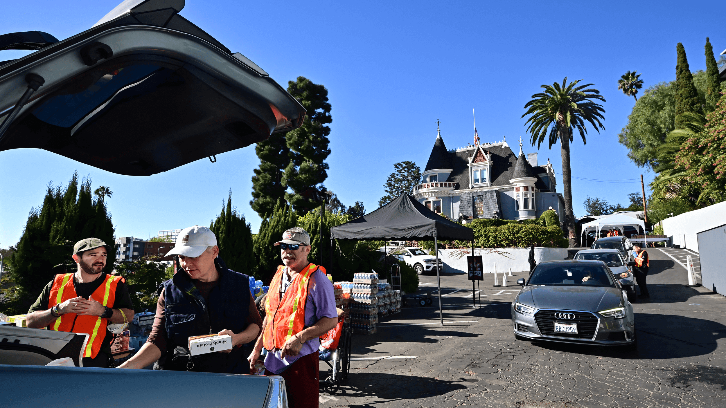 Volunteers and queuing cars at the magic castle in LA